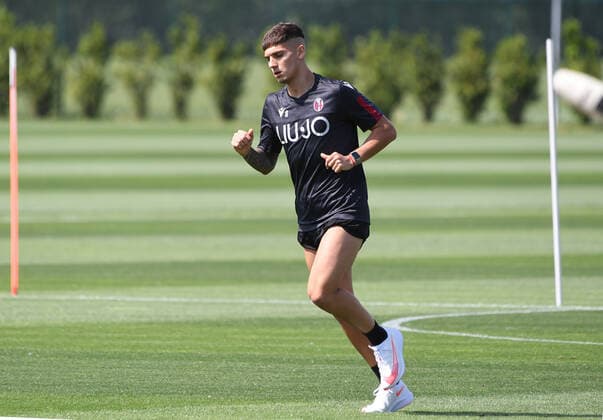 (200506) -- BOLOGNA, May 6, 2020 (Xinhua) -- Bologna s Nicolas Dominguez attends a training session in Bologna, Italy, May 5, 2020. According to the plan, from May 4, Serie A football clubs can arrange players for individual training or group training, and from the May 18, each team can resume group training and prepare for Serie A rematch. During this period, each club will strictly abide by the epidemic prevention regulations, such as conducting Covid-19 tests on schedule. (Photo by Gianni Schicchi Xinhua) (SP)ITALY-BOLOGNA-FOOTBALL-SERIE A-BOLOGNA-TRAINING