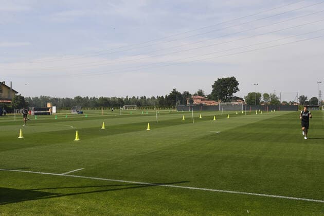 (200506) -- BOLOGNA, May 6, 2020 (Xinhua) -- Bologna s players attend a training session in Bologna, Italy, May 5, 2020. According to the plan, from May 4, Serie A football clubs can arrange players for individual training or group training, and from the May 18, each team can resume group training and prepare for Serie A rematch. During this period, each club will strictly abide by the epidemic prevention regulations, such as conducting Covid-19 tests on schedule. (Photo by Gianni Schicchi Xinhua) (SP)ITALY-BOLOGNA-FOOTBALL-SERIE A-BOLOGNA-TRAINING