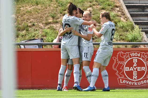 Cheers, Freuen, celebrate, happy, cheer , Goal Celebration Bayer 04 Leverkusen 1 0, 21 06 2020, Cologne Germany , Football, Flyeralarm Frauen Bundesliga, Bayer 04 Leverkusen 1 FC Cologne, DFB DFL REGULATIONS PROHIBIT ANY USE OF PHOTOGRAPHS AS IMAGE SEQUENCES AND OR QUASI VIDEO xmkx