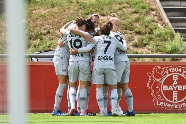 Cheers, Freuen, celebrate, happy, cheer , Goal Celebration Bayer 04 Leverkusen 1 0, 21 06 2020, Cologne Germany , Football, Flyeralarm Frauen Bundesliga, Bayer 04 Leverkusen 1 FC Cologne, DFB DFL REGULATIONS PROHIBIT ANY USE OF PHOTOGRAPHS AS IMAGE SEQUENCES AND OR QUASI VIDEO xmkx