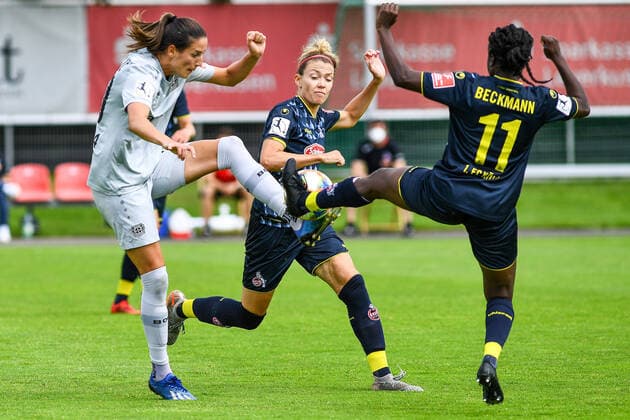from left to right Milena Nikolic B04, 10 , Theresa Gosch Köln, 24 , Eunice Beckmann Köln, 11 , Dreikampf, Duell, duel, tackle, tackling, Dynamik, Action, Action, 21 06 2020, Leverkusen Deutschland , Football, Flyeralarm Frauen Bundesliga, Bayer 04 Leverkusen 1 FC Köln, DFB DFL REGULATIONS PROHIBIT ANY USE OF PHOTOGRAPHS AS IMAGE SEQUENCES AND OR QUASI VIDEO xmhx
