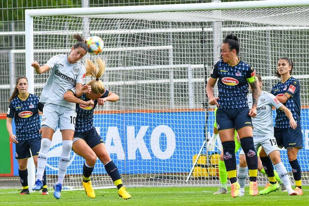 from left to right Milena Nikolic B04, 10 in a header duel with Rachel Rinast Cologne, 31 , header, header, duel in the air, action, action, 21 06 2020, Leverkusen Germany , Football, Flyeralarm Frauen Bundesliga, Bayer 04 Leverkusen 1 FC Köln, DFB DFL REGULATIONS PROHIBIT ANY USE OF PHOTOGRAPHS AS IMAGE SEQUENCES AND OR QUASI VIDEO xmhx