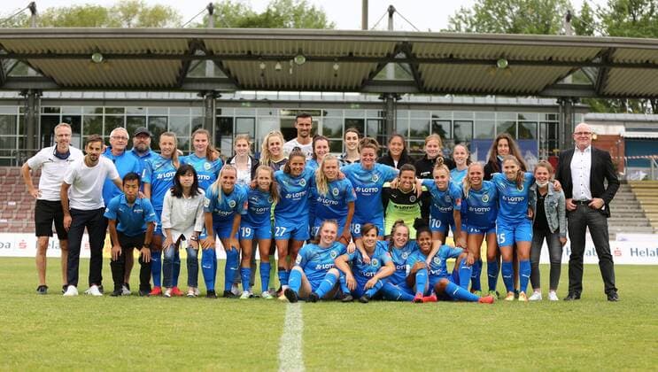 28 06 2020, xcex, GER, Frankfurt am Main, Stadion am Brentanobad, Frauenfußball, 1 Bundesliga, DIE LIGA, FLYERALARM Frauen Bundesliga Saison 2019 2020 1 FFC Frankfurt vs. SC Freiburg Group photo, group photo, post-match team photo, last game before Eintracht Frankfurt took over DFL regulations prohibit any use of photographs as image sequences and or quasi video