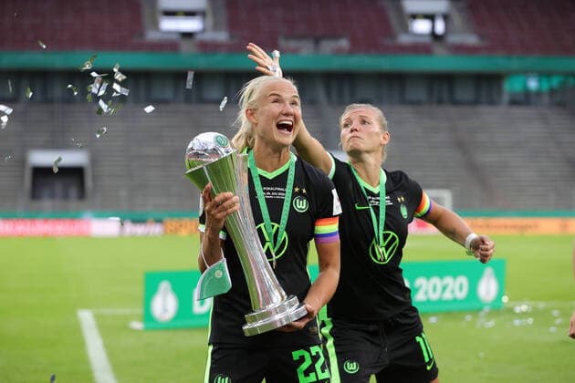 DFB Pokal Final Women, VFL Wolfsburg vs SGS Essen, 04 07 2020 Pernille Harder , cheering , jubilee , with , and , Alexandra Popp firo, Sport, Football, Cup Final Season 2019 2020, 04 07 2020 DFB Pokal Final Women, Women, VfL Wolfsburg SGS Essen Photo Ralf Ibing firosportphoto Pool Rauch nordphoto City of Cologne Rhein Energie Stadion Federal State NRW Germany Poolfoto Ralf Ibing firo Sportphoto P ,EDITORIAL USE ONLY
