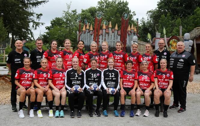 Handball 1 Bundesliga Ladies THC team photo shoot 15 07 2020, Schönstedt, Baumkronenpfad, Handball 1 Bundesliga Ladies, Season 2020 2021, Thüringer Handballclub, THC team photo shoot in the back row of the picture by coach Herbert Müller, physiotherapist Martin Trefflich, Josefine Huber, Klara Schlegel, Ines Khouildi, Beate Scheffknecht, Maike Schmelzer, Arwen Rühl, Marketa Jerabkova, Nina Neidhart, Team Manager Maik Schenk, Co-Coach Helfried Müller front row from l Kerstin Kündig, Anouk Nieuwenweg, Mariana Ferreira Lopes, Goalkeeper Laura Kuske, Goalkeeper Petra Blazek, Goalkeeper Marie Skurtveit Davidsen, Ina Grossmann, Lydia Jakubisova, Emma Ekenman Fernis
