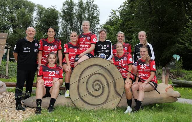 Handball 1 Bundesliga Women THC team photo shoot 15 07 2020, Schönstedt, Baumkronenpfad, Handball 1 Bundesliga Women, season 2020 2021, Thüringer Handballclub, THC team photo session in picture Coach Herbert Müller and the newcomers Ines Khouildi, Arwen Rühl, Anouk Nieuwenweg, Emma Ekenman Fernis, goalkeeper Petra Blazek, Kerstin Kündig, Marketa Jerabkova, goalkeeper Laura Kuske and Nina Neidhart