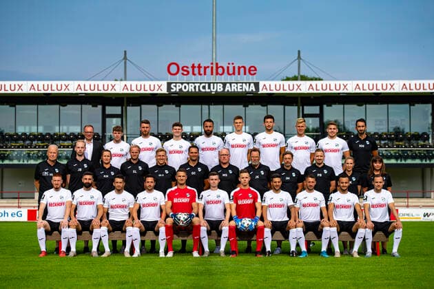 Sport Club Verl 1924 3 Liga, portrait date 2020 2021, team photo, hi row from left Raimund Bertels President , Patrick Schikowski, Julian Stöckner, Julian Schwermann, Zlatko Janjic, Lasse Jürgensen, Yannick Langesberg, Barne Pernot, Lars Ritzka, Norbert Meyer Press Spokesman , mttl row from left Horst F Lakämper Team Manager , Julian Berger Video Analyst , Katharina Nadermann Athletics Coach , Sebastian Lange Goalkeeping Coach , Sergej Schmik Co Trainer , Guerino Capretti Trainer , Markus Schmand Supervisor , Johannes König Zeugwart , Dr Ingo Meyer Team Doctor , Patrick Barthelmeus Physiotherapist , Hanna König Physiotherapist , Christin Kowalski Physiotherapist, and in front of us Patrick Choroba, Daniel Mikic, Aygün Yildirim, Matthias Haeder, Till Brinkmann, Fabian Brosowski, Robin Brüseke, Sascha Korb, Nico Hecker, Mehmet Kurt, Steffen Lang, Copyright: xChristopherxNeundorfx xKirchner-Mediax