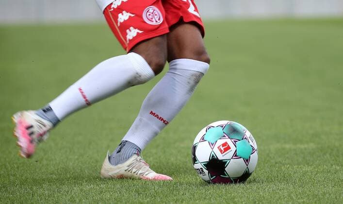 v li Mainz players with the new Bundesliga match ball, Derbystar Select, Symbol photo, Symbol image, Feature, 15 08 2020, Mainz Germany , Football, Test game, 1 FSV Mainz 05 FC Würzburger Kickers, DFB DFL REGULATIONS PROHIBIT ANY USE OF PHOTOGRAPHS AS IMAGE SEQUENCES AND OR QUASI VIDEO xfsx