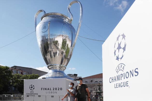 Champions League Final Round 16 08 20 Lisbon, 16 08 2020, Football, UEFA Champions League, Final Tournament 2020, At Rossio Square next to the statue Dom Pedro IV, column of Pedro 4, there is an oversized inflatable model of the Champions League Trophy Cup Henkelpotts In the image model of the CL Cup , UEFA regulations prohibit any use of photographs as image sequences and or quasi video , National and International News Agencies OUT , Photo PICTURE POINT S Sunday Poolfoto , Lisbon Lissbaon Portugal Poolfoto Pool Sven Sonntag ,EDITORIAL USE ONLY