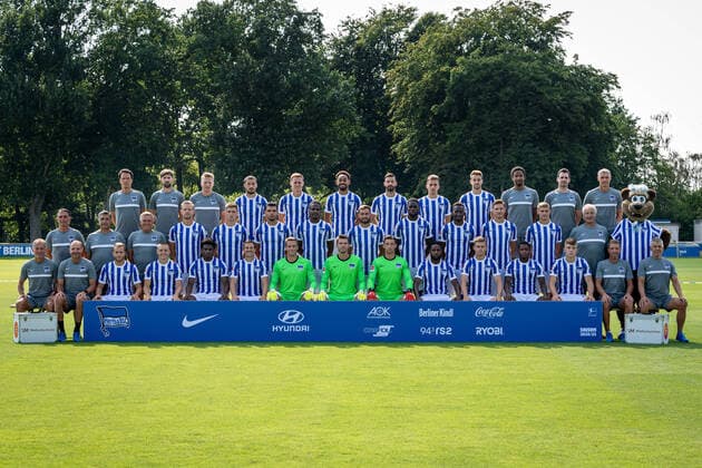 Fussball Berlin 17 08 2020 Season 2020 2021 1 BL DFL Hertha BSC Berlin Portrait date 2020 2021, team photo Back row from left to right Henrik Kuchno athletics coach , Hendrik Vieth athletics coach , Dominik Wohlert video analyst , Mathew Leckie, Ondrej Duda, Matheus Cunha, Marvin Plattenhardt, Peter Pekarik, Lukas Klünter, Frederick Syna Physiotherapist , Michael Becker Physiotherapist and Hendrik Herzog Zeugwart Middle row from left to right Bruno Labbadia Head Coach , Eddy Sözer Co Trainer , Olaf Janßen Co Trainer , Arne Maier, Krzysztof Piatek, Karim Rekik, Dedryck Boyata, Lucas Tousart, Jordan Torunarigha, Dodi Lukebakio, Niklas Stark, Marton Dardai, Nello di Martino team leader and Herthinho Front row from left to right Günter Kern athletics coach, Zsolt Petry goalkeeper coach , Pascal Köpke, Santiago Ascacibar, Javairo Dilrosun, Vladimir Darida, Alexander Schwolow, Rune Almenning Jarstein, Nils Körber, Deyovaisio Zeefuik, Maximilian Mittelstädt, Daishawn Redan, Luca Netz, Jürgen Lange Physiotherapist and Robert Abramczyk Zeugwart
