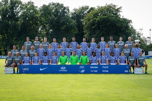 Fussball Berlin 17 08 2020 Season 2020 2021 1 BL DFL Hertha BSC Berlin Portrait date 2020 2021, team photo Back row from left to right Henrik Kuchno athletics coach , Hendrik Vieth athletics coach , Dominik Wohlert video analyst , Mathew Leckie, Ondrej Duda, Matheus Cunha, Marvin Plattenhardt, Peter Pekarik, Lukas Klünter, Frederick Syna Physiotherapist , Michael Becker Physiotherapist and Hendrik Herzog Zeugwart Middle row from left to right Bruno Labbadia Head Coach , Eddy Sözer Co Trainer , Olaf Janßen Co Trainer , Arne Maier, Krzysztof Piatek, Karim Rekik, Dedryck Boyata, Lucas Tousart, Jordan Torunarigha, Dodi Lukebakio, Niklas Stark, Marton Dardai, Nello di Martino team leader and Herthinho Front row from left to right Günter Kern athletics coach, Zsolt Petry goalkeeper coach , Pascal Köpke, Santiago Ascacibar, Javairo Dilrosun, Vladimir Darida, Alexander Schwolow, Rune Almenning Jarstein, Nils Körber, Deyovaisio Zeefuik, Maximilian Mittelstädt, Daishawn Redan, Luca Netz, Jürgen Lange Physiotherapist and Robert Abramczyk Zeugwart