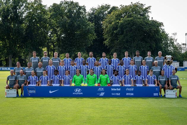 Fussball Berlin 17 08 2020 Season 2020 2021 1 BL DFL Hertha BSC Berlin Portrait date 2020 2021, team photo Back row from left to right Henrik Kuchno athletics coach , Hendrik Vieth athletics coach , Dominik Wohlert video analyst , Mathew Leckie, Ondrej Duda, Matheus Cunha, Marvin Plattenhardt, Peter Pekarik, Lukas Klünter, Frederick Syna Physiotherapist , Michael Becker Physiotherapist and Hendrik Herzog Zeugwart Middle row from left to right Bruno Labbadia Head Coach , Eddy Sözer Co Trainer , Olaf Janßen Co Trainer , Arne Maier, Krzysztof Piatek, Karim Rekik, Dedryck Boyata, Lucas Tousart, Jordan Torunarigha, Dodi Lukebakio, Niklas Stark, Marton Dardai, Nello di Martino team leader and Herthinho Front row from left to right Günter Kern athletics coach, Zsolt Petry goalkeeper coach , Pascal Köpke, Santiago Ascacibar, Javairo Dilrosun, Vladimir Darida, Alexander Schwolow, Rune Almenning Jarstein, Nils Körber, Deyovaisio Zeefuik, Maximilian Mittelstädt, Daishawn Redan, Luca Netz, Jürgen Lange Physiotherapist and Robert Abramczyk Zeugwart