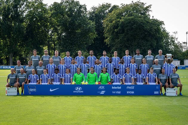 Fussball Berlin 17 08 2020 Season 2020 2021 1 BL DFL Hertha BSC Berlin Portrait date 2020 2021, team photo Back row from left to right Henrik Kuchno athletics coach , Hendrik Vieth athletics coach , Dominik Wohlert video analyst , Mathew Leckie, Ondrej Duda, Matheus Cunha, Marvin Plattenhardt, Peter Pekarik, Lukas Klünter, Frederick Syna Physiotherapist , Michael Becker Physiotherapist and Hendrik Herzog Zeugwart Middle row from left to right Bruno Labbadia Head Coach , Eddy Sözer Co Trainer , Olaf Janßen Co Trainer , Arne Maier, Krzysztof Piatek, Karim Rekik, Dedryck Boyata, Lucas Tousart, Jordan Torunarigha, Dodi Lukebakio, Niklas Stark, Marton Dardai, Nello di Martino team leader and Herthinho Front row from left to right Günter Kern athletics coach, Zsolt Petry goalkeeper coach , Pascal Köpke, Santiago Ascacibar, Javairo Dilrosun, Vladimir Darida, Alexander Schwolow, Rune Almenning Jarstein, Nils Körber, Deyovaisio Zeefuik, Maximilian Mittelstädt, Daishawn Redan, Luca Netz, Jürgen Lange Physiotherapist and Robert Abramczyk Zeugwart