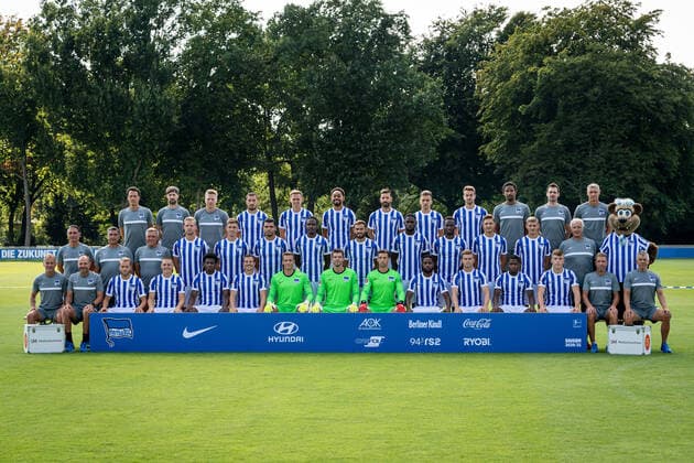 Fussball Berlin 17 08 2020 Season 2020 2021 1 BL DFL Hertha BSC Berlin Portrait date 2020 2021, team photo Back row from left to right Henrik Kuchno athletics coach , Hendrik Vieth athletics coach , Dominik Wohlert video analyst , Mathew Leckie, Ondrej Duda, Matheus Cunha, Marvin Plattenhardt, Peter Pekarik, Lukas Klünter, Frederick Syna Physiotherapist , Michael Becker Physiotherapist and Hendrik Herzog Zeugwart Middle row from left to right Bruno Labbadia Head Coach , Eddy Sözer Co Trainer , Olaf Janßen Co Trainer , Arne Maier, Krzysztof Piatek, Karim Rekik, Dedryck Boyata, Lucas Tousart, Jordan Torunarigha, Dodi Lukebakio, Niklas Stark, Marton Dardai, Nello di Martino team leader and Herthinho Front row from left to right Günter Kern athletics coach, Zsolt Petry goalkeeper coach , Pascal Köpke, Santiago Ascacibar, Javairo Dilrosun, Vladimir Darida, Alexander Schwolow, Rune Almenning Jarstein, Nils Körber, Deyovaisio Zeefuik, Maximilian Mittelstädt, Daishawn Redan, Luca Netz, Jürgen Lange Physiotherapist and Robert Abramczyk Zeugwart