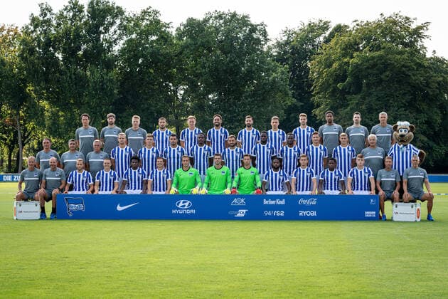 Fussball Berlin 17 08 2020 Season 2020 2021 1 BL DFL Hertha BSC Berlin Portrait date 2020 2021, team photo Back row from left to right Henrik Kuchno athletics coach , Hendrik Vieth athletics coach , Dominik Wohlert video analyst , Mathew Leckie, Ondrej Duda, Matheus Cunha, Marvin Plattenhardt, Peter Pekarik, Lukas Klünter, Frederick Syna Physiotherapist , Michael Becker Physiotherapist and Hendrik Herzog Zeugwart Middle row from left to right Bruno Labbadia Head Coach , Eddy Sözer Co Trainer , Olaf Janßen Co Trainer , Arne Maier, Krzysztof Piatek, Karim Rekik, Dedryck Boyata, Lucas Tousart, Jordan Torunarigha, Dodi Lukebakio, Niklas Stark, Marton Dardai, Nello di Martino team leader and Herthinho Front row from left to right Günter Kern athletics coach, Zsolt Petry goalkeeper coach , Pascal Köpke, Santiago Ascacibar, Javairo Dilrosun, Vladimir Darida, Alexander Schwolow, Rune Almenning Jarstein, Nils Körber, Deyovaisio Zeefuik, Maximilian Mittelstädt, Daishawn Redan, Luca Netz, Jürgen Lange Physiotherapist and Robert Abramczyk Zeugwart