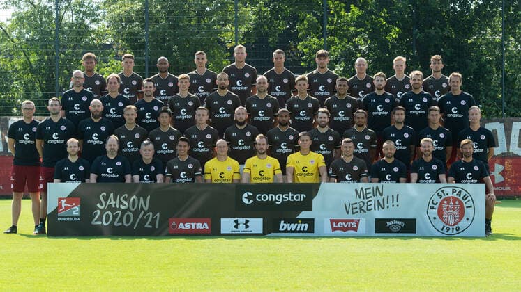 4 row from l Kevin Lankford, Luca Milan Zander, Christopher Avevor, Philipp Ziereis, Henk Veerman, Marvin Senger, Boris Tashchy, Daniel Buballa, Jannes Wieckhoff, Leart Paqarada 3 row v l team doctor Dr Sebastian Schneider, team doctor Dr Volker Carrero, physiotherapist Mike Muretic, Christian Viet, Ersin Zehir, Boris Tashchy, Finn Ole Becker, Rodrigo Zalazar, Team manager Jonas Woemmel, Jannik Niden Spielanalyse , Goalkeeping coach Mathias Hain 2 row by l physiotherapist Dominik Koerner, physiotherapist Alexander Blase, Lukas Daschner, Ryo Miyaichi, Sebastian Ohlsson, Marvin Knoll, Daniel Kofi Kyereh, Christopher Buchtmann, Luis Coordes, Co coach Fabian Huerzeler, Co coach Loic Fave, coach Timo Schultz 1 row by l physiotherapist Niklas Hennecke, Zeugwart Andreas Kreft, Zeugwart Siegmar Krahl, Maximilian Franzke, goalkeeper Svend Brodersen, goalkeeper Robin Himmelmann, goalkeeper Dennis Smarsch, Maximilian Max Dittgen, athletics coach Karim Rashwan, athletics coach Christoph Hainc, osteopath Florian Lechner 17 08 20, Hamburg, Media Day, FC St Pauli, football, GER, season 2020 2021, 2 Bundesliga, team photo session, Portrait Date Witters Pool via Thorsten Baering Poolfoto ,EDITORIAL USE ONLY