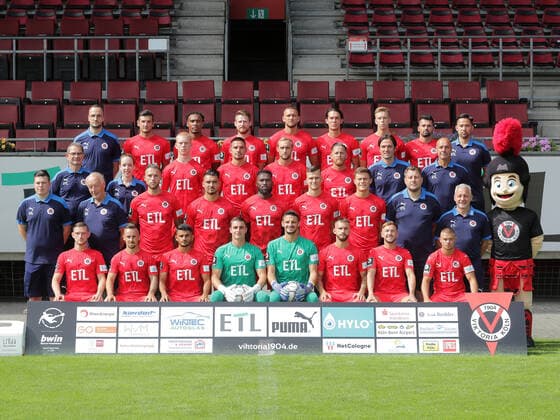 Sport Viktoria Köln, 3 Liga, portrait date 2020 2021, team photo, hi row from left Dr Max Wittenberg, Patrick Koronkiewicz, Michael Seaton, Sead Hajrovic, Rene Klingenburg, Jeremias Lorch, Dario De Vita, Albert Bunjaku, Yuki Hamano 3 row from left Klaus Nestmann, Hannah Raths, Kai Klefisch, Marcel Gottschling, Marcel Risse, Mike Wunderlich, George Berneanou, Werner Schoupa 2 row from left Viktor Jerome König, Thomas Gürtler, Dominik Lanius, Maximilian Rossmann, Bernard Kyere, Moritz Fritz, Alexander Höck, Markus Brzenska, Pavel Dotchev, Mascot Viktor from left row Andre Dej, Simon Handle, Enes Tubluk, Sebastian Mielitz, Andre Weiß, Fabian Holthaus, Lucas Cueto, Kevin Holzweiler 20 08 2020
