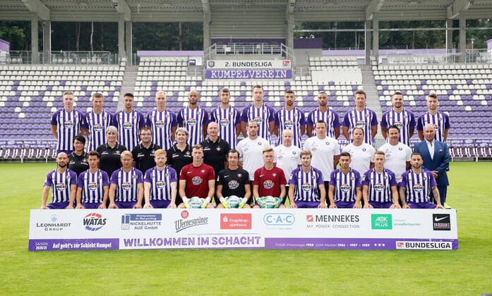 Team presentation Erz Aue Fussball 2 Bundesliga FC Erzgebirge Aue 2 Bundesliga, portrait date 2020 2021, team photo, back from Erik Majetschak, Gatan Bussmann, Dimitrij Nazarov, Florian Krüger Krueger, Louis Samson, Niklas Jeck, Florian Ballas, Ognjen Gnjatic, Malcolm Cacutalua, Sören Gonther, Pascal Testroet, Tom Baumgart, middle of the group physiotherapist Marie Koch, physiotherapist Nadine Dörfel Doerfel, team doctor Christian Frenzel, team doctor Michaela Ortlepp, Team manager Thomas Romeyke, TW coach Daniel Haas, athletics coach Marco Kämpfe, co-coach Marc Hensel, co-coach Sascha Franz, head coach Dirk Schuster, club president Helge Leonhardt, in front from Philipp Riese, Clemens Fandrich, Jan Hochscheidt, Fabian Kalig, Philipp Klewin, Martin Männel, Jean Marie Plath, Philipp Zulechner, John Patrick Strauss Strauss, Sascha Härtel Haertel, Calogero Rizzuto , Aue, 22 08 2020, Erzgebirgsstadion, football ,