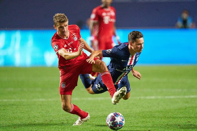 Final Football UEFA Champions League FC BAYERN MUENCHEN PARIS SAINT GERMAIN PSG 1 0 Lisbon, Lisbon, Portugal, 23rd August 2020 Thomas MUELLER, MÜLLER, FCB 25 compete for the ball, tackling, duel, header, duel, action, fight against Julian DRAXLER, PSG 23 in the final match UEFA Champions League, final tournament FC BAYERN MUENCHEN PARIS ST GERMAIN PSG 1 0 in season 2019 2020, FCB, photographer Peter Schatz Pool UEFA REGULATIONS PROHIBIT ANY USE OF PHOTOGRAPHS as IMAGE SEQUENCES and or QUASI VIDEO National and international News Agencies OUT Editorial Use ONLY Lisbon Estadio da Luz de Benfica Portugal Poolfoto Peter Schatz ,EDITORIAL USE ONLY