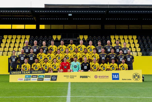 Borussia Dortmund 2020 Borussia Dortmund 1 BL, portrait date 2020 2021, team photo, o v li witness Frank Graefen BVB , physiotherapist Olaf Wehmer BVB , club doctor Dr Markus Braun BVB , Thomas Meunier BVB , Mats Hummels BVB , Dan Axel Zagadou BVB , Erling Haaland BVB , Marius Wolf BVB , Rehab Coach Johannes Wieber BVB , Athletics Coach and Sports Scientist Mathias Kolodziej BVB , Physiotherapist Dennis Morschel BVB , Athletics Coach Florian Wangler BVB , m v li physiotherapist Swantje Thomssen BVB , Physiotherapist Thomas Zetzmann BVB , Physiotherapist Thorben Voeste BVB , Axel Witsel BVB Jude Bellingham BVB , Nico Schulz BVB , Lukasz Piszczek BVB , Manuel Akanji BVB , Emre Can BVB , Giovanni Reyna BVB , Goalkeeping Coach Matthias Kleinsteiber BVB , Co-Coach Edin Terzic BVB , Co-Coach Manfred Stefes BVB , Coach Lucien Favre BVB and many more Felix Passlack BVB , Jadon Sancho BVB , Mahmoud, Mo, Dahoud BVB , Tobias Raschl BVB , Goalkeeper Marwin Hitz BVB , Goalkeeper Roman Buerki BVB , Goalkeeper Luca Unbehaun BVB , Thorgan Hazard BVB , Youssoufa Moukoko BVB , Mateu Morey BVB , Raphael Guerreiro BVB Photo Simoes BVB via TEAM2sportphoto Dortmund Nordrhein Westfalen Germany Poolfoto TEAM2sportphoto ,EDITORIAL USE ONLY