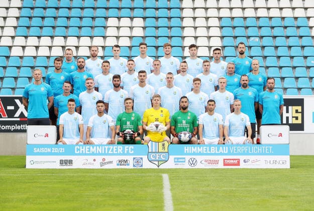 Team presentation Chemnitz 27 08 2020 Chemnitzer FC Regionalliga NordOst, portrait date 2020 2021, team photo, top row from left Henry Büttner Buettner Zeugwart , Tobias Müller, Lukas Knechtel, Danny Breitfelder, Tim Campulka, Riccardo Grym, Ioannis Karsanidis, Florian Braband rehab and athletics coach 3 row from left Daniel Berlinski head coach, Christian Tiffert co coach, Felix Schimmel, Christian Bickel, Paul Milde, Kevin Freiberger, Roman Bekö Bekoe, Olaf Renn physiotherapist, Jörg Leibiger team doctor 2 row from left Marcel Höttecke Hoettecke goalkeeper coach, Torsten Bittermann team manager, Robert Zickert, Niklas Hoheneder, Jovan Vidovic, Simon Roscher, Lukas Aigner, Alexander Dartsch, Dr Kristian Schaper Team doctor, Friedrich Ramminger Physiotherapist Bottom row from left Nils Köhler, Theo Ogbidi, David Wunsch, Jakub Jakubov, Isa Dogan, Okan Kurt, Stanley Keller, Chemnitz, 27 08 2020, Gellertstrasse stadium, soccer ,
