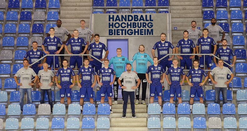 Bietigheim , Handball photo session SG BBM Bietigheim , Team photo 2020 2021 , Back row from Jermaine Guynn athletics coach , Max Mauch physiotherapist , Johannes Stelzer physiotherapist , Corey Chapman athletics coach middle row Michael Kraus, Nikola Vlahovic, Patrick Rentschler, Paco Barthe, Nick Lehmann, Aron Edvardsson, Nils Boschen, Dominik Claus, Tim Dahlhaus, Jonathan Fischer Front Row Dr Georgios Karavalakis Team Doctor , Hans Ulrich Kämpf Goalkeeping Coach , Jan Asmuth, Max Öhler, Lukas Urban, Hannes Jonsson Head Coach ,Jonas Link, Mario Urban, Christian Schäfer, Jens Rith Team Manager ,