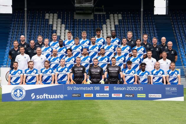 27 08 2020, xfux, Fussball 2 Bundesliga, SV Darmstadt 98, 2 BL, portrait appointment 2020 2021, team photo photo photo appointment, emspor, emonline, deloka, v l hi Reihe v li physiotherapist Dirk Schmitt, coach Jonas Nietzel, Alexander Vogler, Mathias Wittek, Felix Platte, Aaron Seydel, Patric Pfeiffer, team physician Dr Philip Jessen, team physician Dr Ingo Schwinnen, team physician Dr Alexander Lesch, 3 row from left Team manager Michael Stegmayer, supervisor Matthias Neumann, Leon Mueller, Erich Berko, Lars Lukas Mai, Serdar Dursun, Mathias Honsak, Nicolai Rapp, Ensar Arslan, physiotherapist Bjoern Rein, physiotherapist Sebastian Pommer, 2 row from the left Co-Coach Kai Peter Schmitz, goalkeeper coach Uwe Zimmermann, Patrick Herrmann, Seung ho Paik, Tobias Kempe, Victor Palsson Palsson, Immanuel Hoehn, Fabian Schnellhardt, Co-Trainer Florian Junge, Trainer Markus Anfang, Front row from Silas Zehnder, Adrian Stanilewicz, Matthias Bader, Tim Skarke, Carl Klaus, Marcel Schuhen, Florian Stritzel, Henry Jon Crosthwaite, Braydon Manu, Fabian Holland, Marvin Mehlem Darmstadt