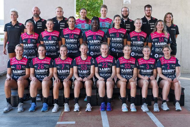 back left Edina Rott TusSies Metzingen coach, Frenc Rott TusSies Metzingen managing director, Fabian Junker TusSies Metzingen goalie coach, Nicole Roth TusSies Metzingen 16, Madita Kohorst TusSies Metzingen 15, Patrick Wezel TusSies Metzingen supervisor,Max Schlegel TusSies Metzingen Physiotherapist ,Viviane Ott TusSies Metzingen Physiotherapist mi Silje Brons Petersen TusSies Metzingen 8 ,Katarina Pandza TusSies Metzingen 4 ,Anika Niederwieser TusSies Metzingen 14 ,Laetita Quist TusSies Metzingen 6 ,Anna Albek TusSies Metzingen 9 ,Rebecca Rott TusSies Metzingen 5 ,Marija Obradovic TusSies Metzingen 51 front left Lena Degenhardt TusSies Metzingen 10 ,Svenja Huebner TusSies Metzingen 26 ,Bo van Wetering TusSies Metzingen 7 ,Tamara Haggerty TusSies Metzingen 55 ,Maren Weigel TusSies Metzingen 22 ,Dorina Korsos TusSies Metzingen 95 ,Britt van der Baan TusSies Metzingen 3 ,Marlene Zapf TusSies Metzingen 2 TusSies Metzingen team photo TusSies Metzingen team photo, TusSies, Handball, HBF, 2020 2021, 27 08 2020 TusSies Metzingen team photo, TusSies, Handball, HBF, 2020 2021, 27 08 2020 Metzingen Copyright: xEibner-Pressefotox EP_TBR