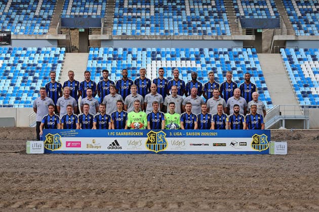 28 08 2020, xklex, Football 3 Liga, 1 FC Saarbruecken Photo session 2020 21 Porträttermin 2020 2021, Team photo, emspor, Third row from Sebastian Jacob, Timm Golley, Steven Zellner, Marin Sverko, Bone Uaferro, Maurice Deville, Rasim Bulic, Christopher Schorch, Jose Pierre Vunguidica, Teo Herr, Nicklas Shipnoski, Jayson Breitenbach Middle row of l coach Lukas Kwasniok, Co coach Bernd Heemsoth, athletics rehabilitation coach Christoph Fuhr, Team doctor Dr Roland Kuppig, Rene Herrmann, goalkeeper coach Heinz Boehmann, physiotherapist Paulo da Palma, goalkeeper coach Michael Weirich, bus driver Torsten Bard, kit manager Ruediger Schmidt, kit manager Helmut Schwan Front row from left to right Minos Gouras, Mario Mueller, Markus Mendler, Jonas Singer, Marius Koehl, Daniel Batz, Manuel Zeitz, Ramon Castellucci, Anthony Barylla, Sebastian Boesel, Tobias Jaenicke, Fanol Perdedaj, Kianz Froese Saarbruecken