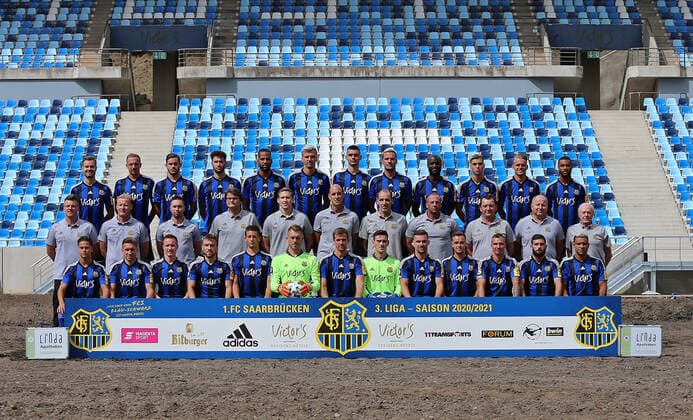 28 08 2020, xklex, Football 3 Liga, 1 FC Saarbruecken Photo session 2020 21 Porträttermin 2020 2021, Team photo, emspor, Third row from Sebastian Jacob, Timm Golley, Steven Zellner, Marin Sverko, Bone Uaferro, Maurice Deville, Rasim Bulic, Christopher Schorch, Jose Pierre Vunguidica, Teo Herr, Nicklas Shipnoski, Jayson Breitenbach Middle row of l coach Lukas Kwasniok, Co coach Bernd Heemsoth, athletics rehabilitation coach Christoph Fuhr, Team doctor Dr Roland Kuppig, Rene Herrmann, goalkeeper coach Heinz Boehmann, physiotherapist Paulo da Palma, goalkeeper coach Michael Weirich, bus driver Torsten Bard, kit manager Ruediger Schmidt, kit manager Helmut Schwan Front row from left to right Minos Gouras, Mario Mueller, Markus Mendler, Jonas Singer, Marius Koehl, Daniel Batz, Manuel Zeitz, Ramon Castellucci, Anthony Barylla, Sebastian Boesel, Tobias Jaenicke, Fanol Perdedaj, Kianz Froese Saarbruecken