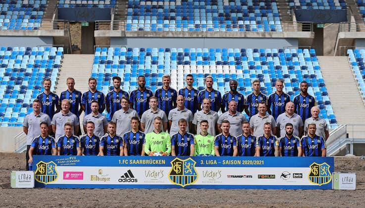 28 08 2020, xklex, Football 3 Liga, 1 FC Saarbruecken Photo session 2020 21 Porträttermin 2020 2021, Team photo, emspor, Third row from Sebastian Jacob, Timm Golley, Steven Zellner, Marvin Sverko, Bone Uaferro, Maurice Deville, Rasim Bulic, Christopher Schorch, Jose Pierre Vunguidica, Teo Herr, Nicklas Shipnoski, Jayson Breitenbach Middle row of l coach Lukas Kwasniok, Co coach Bernd Heemsoth, athletics rehabilitation coach Christoph Fuhr, Team doctor Dr Roland Kuppig, Rene Herrmann, goalkeeper coach Heinz Boehmann, physiotherapist Paulo da Palma, goalkeeper coach Michael Weirich, bus driver Torsten Bard, kit manager Ruediger Schmidt, kit manager Helmut Schwan Front row from left to right Minos Gouras, Mario Mueller, Markus Mendler, Jonas Singer, Marius Koehl, Daniel Batz, Manuel Zeitz, Ramon Castellucci, Anthony Barylla, Sebastian Boesel, Tobias Jaenicke, Fanol Perdedaj, Kianz Froese Saarbruecken