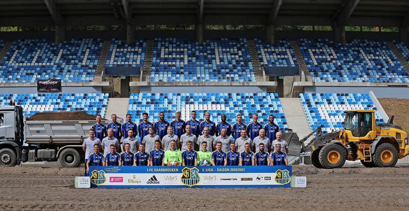 28 08 2020, xklex, Football 3 Liga, 1 FC Saarbruecken Photo session 2020 21 Porträttermin 2020 2021, Team photo, emspor, Third row from Sebastian Jacob, Timm Golley, Steven Zellner, Marin Sverko, Bone Uaferro, Maurice Deville, Rasim Bulic, Christopher Schorch, Jose Pierre Vunguidica, Teo Herr, Nicklas Shipnoski, Jayson Breitenbach Middle row of l coach Lukas Kwasniok, Co coach Bernd Heemsoth, athletics rehabilitation coach Christoph Fuhr, Team doctor Dr Roland Kuppig, Rene Herrmann, goalkeeper coach Heinz Boehmann, physiotherapist Paulo da Palma, goalkeeper coach Michael Weirich, bus driver Torsten Bard, kit manager Ruediger Schmidt, kit manager Helmut Schwan Front row from left to right Minos Gouras, Mario Mueller, Markus Mendler, Jonas Singer, Marius Koehl, Daniel Batz, Manuel Zeitz, Ramon Castellucci, Anthony Barylla, Sebastian Boesel, Tobias Jaenicke, Fanol Perdedaj, Kianz Froese Saarbruecken