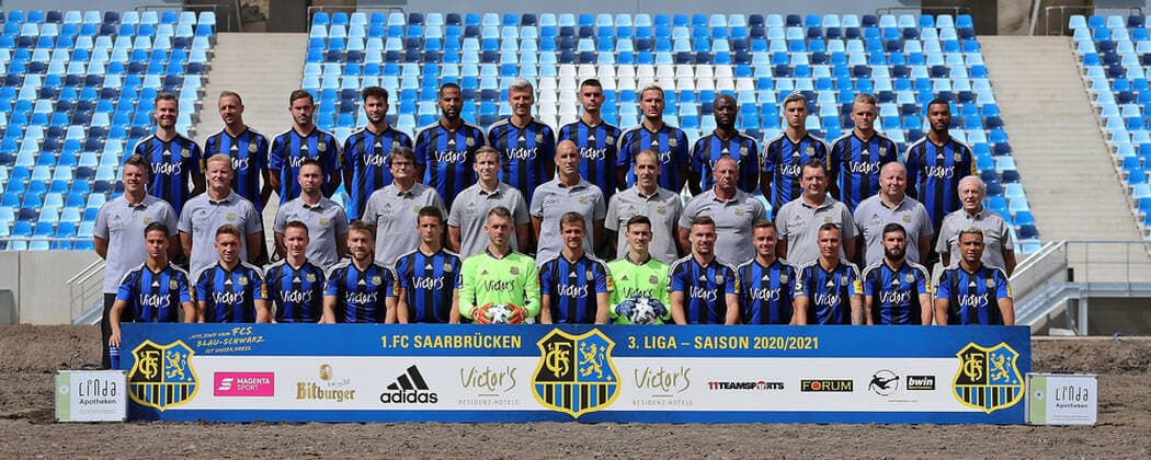 28 08 2020, xklex, Football 3 Liga, 1 FC Saarbruecken Photo session 2020 21 Porträttermin 2020 2021, Team photo, emspor, Third row from Sebastian Jacob, Timm Golley, Steven Zellner, Marin Sverko, Bone Uaferro, Maurice Deville, Rasim Bulic, Christopher Schorch, Jose Pierre Vunguidica, Teo Herr, Nicklas Shipnoski, Jayson Breitenbach Middle row of l coach Lukas Kwasniok, Co coach Bernd Heemsoth, athletics rehabilitation coach Christoph Fuhr, Team doctor Dr Roland Kuppig, Rene Herrmann, goalkeeper coach Heinz Boehmann, physiotherapist Paulo da Palma, goalkeeper coach Michael Weirich, bus driver Torsten Bard, kit manager Ruediger Schmidt, kit manager Helmut Schwan Front row from left to right Minos Gouras, Mario Mueller, Markus Mendler, Jonas Singer, Marius Koehl, Daniel Batz, Manuel Zeitz, Ramon Castellucci, Anthony Barylla, Sebastian Boesel, Tobias Jaenicke, Fanol Perdedaj, Kianz Froese Saarbruecken