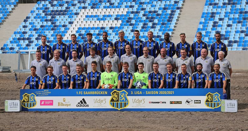 28 08 2020, xklex, Football 3 Liga, 1 FC Saarbruecken Photo session 2020 21 Porträttermin 2020 2021, Team photo, emspor, Third row from Sebastian Jacob, Timm Golley, Steven Zellner, Marin Sverko, Bone Uaferro, Maurice Deville, Rasim Bulic, Christopher Schorch, Jose Pierre Vunguidica, Teo Herr, Nicklas Shipnoski, Jayson Breitenbach Middle row of l coach Lukas Kwasniok, Co coach Bernd Heemsoth, athletics rehabilitation coach Christoph Fuhr, Team doctor Dr Roland Kuppig, Rene Herrmann, goalkeeper coach Heinz Boehmann, physiotherapist Paulo da Palma, goalkeeper coach Michael Weirich, bus driver Torsten Bard, kit manager Ruediger Schmidt, kit manager Helmut Schwan Front row from left to right Minos Gouras, Mario Mueller, Markus Mendler, Jonas Singer, Marius Koehl, Daniel Batz, Manuel Zeitz, Ramon Castellucci, Anthony Barylla, Sebastian Boesel, Tobias Jaenicke, Fanol Perdedaj, Kianz Froese Saarbruecken