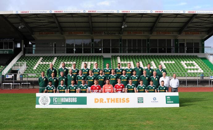 in the front with Serkan Goecer, Luca Plattenhardt, Christian Telch, Marco Hingerl, Niklas Knichel, David Salfeld, Mark Patrick Redl, Tim Stegerer, Jannik Sommer, Loris Weiss, Patrick Lienhard, in the middle with Matthias Mink, head coach, Joti Stamatopoulos, Co-Trainer,Oliver Mueller, goalkeeper coach, Steven Berni, athletics coach, Johannes Kraus, Jannis Reuss, Damjan Marceta, Ivan Sachanenko, Stefano Maier, Philipp Hoffmann, Klaus Ambrosch, physio, Peter Junkes, team doctor, Herbert Eder, president, Rafael Kowollik, Geschafsf¸hrer, in the back with Christopher Schurig, Physio, Aykut Bozdemir, Athletics Coach, Maurice Springfeld, Patrick Dulleck, Philipp Schuck, Michael Carl, Daniel di Gregorio, Niklas Doll, Predrag Lamesic, Greenkeeper, Dirk Brass, Altay Tsitak, Coach Team presentation at FC 08 Homburg, football, Regionalliga Southwest, 29 08 20, at Waldstadion Homburg, GER, football, Regionalliga Southwest, team presentation and squad portraits of the team of FC 08 Homburg, 29 08 20, Homburg Saar Copyright: xPeterxFranzx Eibner-Pressefotox EP_pfz