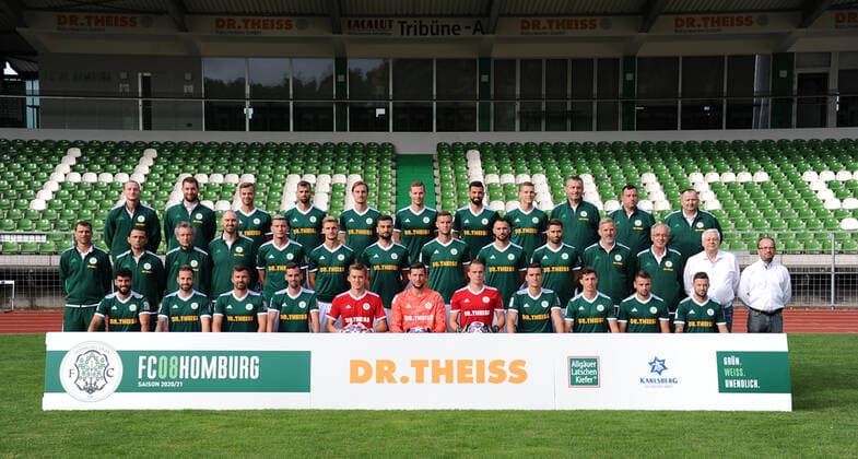 in the front with Serkan Goecer, Luca Plattenhardt, Christian Telch, Marco Hingerl, Niklas Knichel, David Salfeld, Mark Patrick Redl, Tim Stegerer, Jannik Sommer, Loris Weiss, Patrick Lienhard, in the middle with Matthias Mink, head coach, Joti Stamatopoulos, Co-Trainer,Oliver Mueller, goalkeeper coach, Steven Berni, athletics coach, Johannes Kraus, Jannis Reuss, Damjan Marceta, Ivan Sachanenko, Stefano Maier, Philipp Hoffmann, Klaus Ambrosch, physio, Peter Junkes, team doctor, Herbert Eder, president, Rafael Kowollik, Geschafsf¸hrer, in the back with Christopher Schurig, Physio, Aykut Bozdemir, Athletics Coach, Maurice Springfeld, Patrick Dulleck, Philipp Schuck, Michael Carl, Daniel di Gregorio, Niklas Doll, Predrag Lamesic, Greenkeeper, Dirk Brass, Altay Tsitak, Coach Team presentation at FC 08 Homburg, football, Regionalliga Southwest, 29 08 20, at Waldstadion Homburg, GER, football, Regionalliga Southwest, team presentation and squad portraits of the team of FC 08 Homburg, 29 08 20, Homburg Saar Copyright: xPeterxFranzx Eibner-Pressefotox EP_pfz