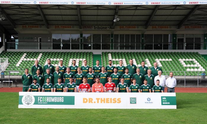 in the front with Serkan Goecer, Luca Plattenhardt, Christian Telch, Marco Hingerl, Niklas Knichel, David Salfeld, Mark Patrick Redl, Tim Stegerer, Jannik Sommer, Loris Weiss, Patrick Lienhard, in the middle with Matthias Mink, head coach, Joti Stamatopoulos, Co-Trainer,Oliver Mueller, goalkeeper coach, Steven Berni, athletics coach, Johannes Kraus, Jannis Reuss, Damjan Marceta, Ivan Sachanenko, Stefano Maier, Philipp Hoffmann, Klaus Ambrosch, physio, Peter Junkes, team doctor, Herbert Eder, president, Rafael Kowollik, Geschafsf¸hrer, in the back with Christopher Schurig, Physio, Aykut Bozdemir, Athletics Coach, Maurice Springfeld, Patrick Dulleck, Philipp Schuck, Michael Carl, Daniel di Gregorio, Niklas Doll, Predrag Lamesic, Greenkeeper, Dirk Brass, Altay Tsitak, Coach Team presentation at FC 08 Homburg, football, Regionalliga Southwest, 29 08 20, at Waldstadion Homburg, GER, football, Regionalliga Southwest, team presentation and squad portraits of the team of FC 08 Homburg, 29 08 20, Homburg Saar Copyright: xPeterxFranzx Eibner-Pressefotox EP_pfz