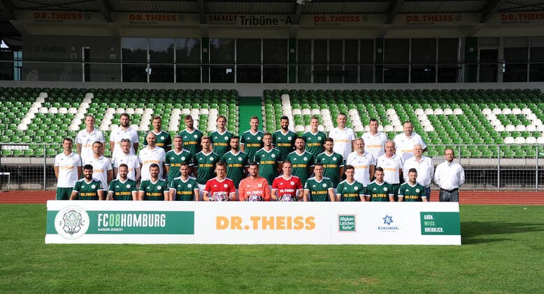 in the front with Serkan Goecer, Luca Plattenhardt, Christian Telch, Marco Hingerl, Niklas Knichel, David Salfeld, Mark Patrick Redl, Tim Stegerer, Jannik Sommer, Loris Weiss, Patrick Lienhard, in the middle with Matthias Mink, head coach, Joti Stamatopoulos, Co-Trainer,Oliver Mueller, goalkeeper coach, Steven Berni, athletics coach, Johannes Kraus, Jannis Reuss, Damjan Marceta, Ivan Sachanenko, Stefano Maier, Philipp Hoffmann, Klaus Ambrosch, physio, Peter Junkes, team doctor, Herbert Eder, president, Rafael Kowollik, Geschafsf¸hrer, in the back with Christopher Schurig, Physio, Aykut Bozdemir, Athletics Coach, Maurice Springfeld, Patrick Dulleck, Philipp Schuck, Michael Carl, Daniel di Gregorio, Niklas Doll, Predrag Lamesic, Greenkeeper, Dirk Brass, Altay Tsitak, Coach Team presentation at FC 08 Homburg, football, Regionalliga Southwest, 29 08 20, at Waldstadion Homburg, GER, football, Regionalliga Southwest, team presentation and squad portraits of the team of FC 08 Homburg, 29 08 20, Homburg Saar Copyright: xPeterxFranzx Eibner-Pressefotox EP_pfz