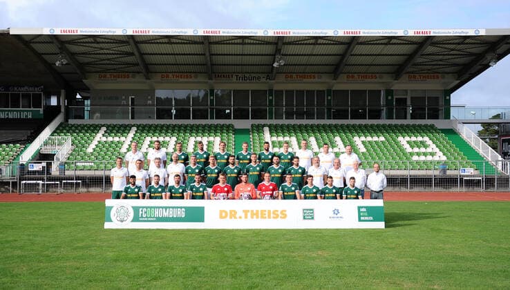 in the front with Serkan Goecer, Luca Plattenhardt, Christian Telch, Marco Hingerl, Niklas Knichel, David Salfeld, Mark Patrick Redl, Tim Stegerer, Jannik Sommer, Loris Weiss, Patrick Lienhard, in the middle with Matthias Mink, head coach, Joti Stamatopoulos, Co-Trainer,Oliver Mueller, goalkeeper coach, Steven Berni, athletics coach, Johannes Kraus, Jannis Reuss, Damjan Marceta, Ivan Sachanenko, Stefano Maier, Philipp Hoffmann, Klaus Ambrosch, physio, Peter Junkes, team doctor, Herbert Eder, president, Rafael Kowollik, Geschafsf¸hrer, in the back with Christopher Schurig, Physio, Aykut Bozdemir, Athletics Coach, Maurice Springfeld, Patrick Dulleck, Philipp Schuck, Michael Carl, Daniel di Gregorio, Niklas Doll, Predrag Lamesic, Greenkeeper, Dirk Brass, Altay Tsitak, Coach Team presentation at FC 08 Homburg, football, Regionalliga Southwest, 29 08 20, at Waldstadion Homburg, GER, football, Regionalliga Southwest, team presentation and squad portraits of the team of FC 08 Homburg, 29 08 20, Homburg Saar Copyright: xPeterxFranzx Eibner-Pressefotox EP_pfz