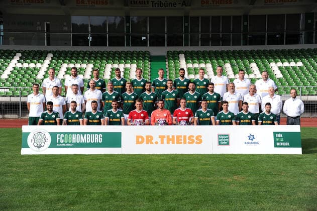 in the front with Serkan Goecer, Luca Plattenhardt, Christian Telch, Marco Hingerl, Niklas Knichel, David Salfeld, Mark Patrick Redl, Tim Stegerer, Jannik Sommer, Loris Weiss, Patrick Lienhard, in the middle with Matthias Mink, head coach, Joti Stamatopoulos, Co-Trainer,Oliver Mueller, goalkeeper coach, Steven Berni, athletics coach, Johannes Kraus, Jannis Reuss, Damjan Marceta, Ivan Sachanenko, Stefano Maier, Philipp Hoffmann, Klaus Ambrosch, physio, Peter Junkes, team doctor, Herbert Eder, president, Rafael Kowollik, Geschafsf¸hrer, in the back with Christopher Schurig, Physio, Aykut Bozdemir, Athletics Coach, Maurice Springfeld, Patrick Dulleck, Philipp Schuck, Michael Carl, Daniel di Gregorio, Niklas Doll, Predrag Lamesic, Greenkeeper, Dirk Brass, Altay Tsitak, Coach Team presentation at FC 08 Homburg, football, Regionalliga Southwest, 29 08 20, at Waldstadion Homburg, GER, football, Regionalliga Southwest, team presentation and squad portraits of the team of FC 08 Homburg, 29 08 20, Homburg Saar Copyright: xPeterxFranzx Eibner-Pressefotox EP_pfz