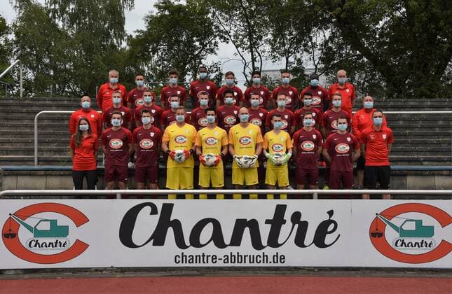 30 08 2020 Neu Ienburg, Sportpark Spvgg 03 Neu Isenburg Team photo in corona times with mouth protection upper row Gerd Langosch coach , Dejan Djordjevic , Jannik Persch , Robert Metzler , Dennis Nessen , Marius Mägerlein , Marc Züge , Ahmed Diack , Jürgen Holzmann 1 Chairman middle row Andreas Hafner Co-Trainer , Filip Osman , Paul Bickel , Tim Kalzu , Lars Wolfarth , Emanuel Essome , Matthias Buschmann , Paul Schellhorn , Ante Boksic , Philipp Hochstein , Lino de Pascalis TW Trainer Lower Row Maya Physio , Leon Hammel , Damien Letellier , Martin Simo , Fabio Begher , Tobias Stehling , Henrik Jöckel , Robin Kasper , Noah Schumacher , Nick Janovsky Trainer