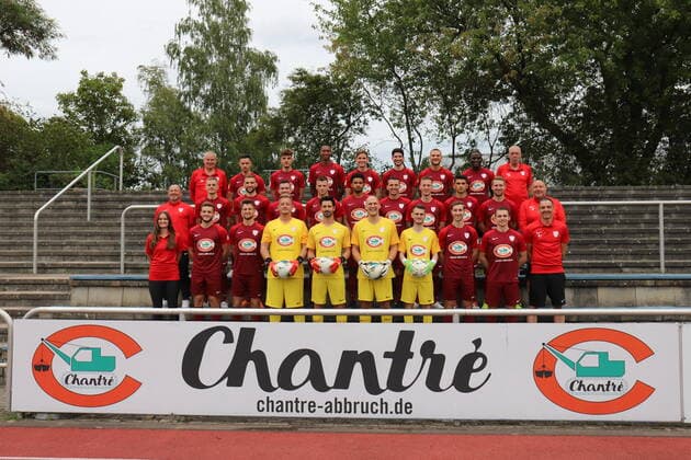 30 08 2020 Neu Ienburg, Sportpark Spvgg 03 Neu Isenburg Team photo top row Gerd Langosch Coach , Dejan Djordjevic , Jannik Persch , Robert Metzler , Dennis Nessen , Marius Mägerlein , Marc Züge , Ahmed Diack , Jürgen Holzmann 1 Chairman middle row Andreas Hafner Co-Trainer , Filip Osman , Paul Bickel , Tim Kalzu , Lars Wolfarth , Emanuel Essome , Matthias Buschmann , Paul Schellhorn , Ante Boksic , Philipp Hochstein , Lino de Pascalis TW Trainer Lower Row Maya Physio , Leon Hammel , Damien Letellier , Martin Simo , Fabio Begher , Tobias Stehling , Henrik Jöckel , Robin Kasper , Noah Schumacher , Nick Janovsky Trainer