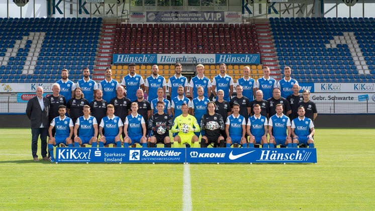 01 09 2020, Hänsch Arena, Meppen, SV Meppen 3 Liga, portrait date 2020 2021, team photo, hi row v li Thilo Leugers, Hilal El Helwe, Luka Tankulic, Yannik Osà e, Jeron Al Hazaimeh, Dejan Bozic, Ted Tattermusch, Steffen Puttkammer, Julius Düker, Lukas Krüger, Lars Bünning Middle of the Sports Board Heiner Beckmann, Co-Coach Mario Neumann, Coach Torsten Frings, Co-Coach Björn Müller, Goalkeeping Coach Andre Poggenborg, Athletics Coach Daniel Vehring, Willi Evseev, Valdet Rama, Christoph Hemlein, Physiotherapist Melanie Hubert, physiotherapist Kai Venemann, witness Eugen Geppert, witness Thomas Geppert, team doctor Sebastian Gierets, anti-doping officer Michael Wewers in front of the team with Hassan Amin, Rene Guder, Marcus Piossek, Leonard Bredol, Matthis Harsman, Erik Domaschke, Luca Plogmann, Janik Jesgarzewski, Nicolas Andermatt, Florian Egerer, Markus Ballmert DFL REGULATIONS PROHIBIT ANY USE OF PHOTOGRAPHS AS IMAGE SEQUENCES AND OR QUASI VIDEO Meppen Lower Saxony Germany Hänsch Arena