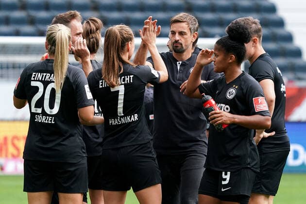 Players of SG Eintracht Frankfurt SGE and Niko Arnautis coach, head coach, SGE , cheering after the final whistle, victory, winner, winner, cheers, joy, optimistic, highlight, action, action, 06 09 2020, Frankfurt am Main Germany , Football, Flyeralarm Frauen Bundesliga, SG Eintracht Frankfurt SV Werder Bremen, DFB DFL REGULATIONS PROHIBIT ANY USE OF PHOTOGRAPHS AS IMAGE SEQUENCES AND OR QUASI VIDEO xozx