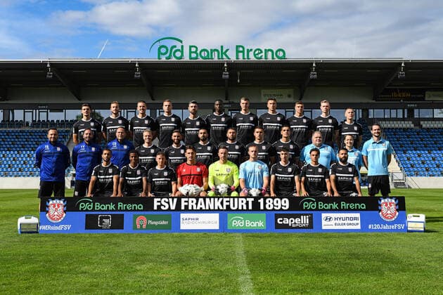 10 09 2020, xjhx, Fussball Regionalliga Suedwest, FSV Frankfurt Photo session 2020 21 emspor, Front row of links Ahmed Azaouagh, Andu Kelati, Steffen Straub, Kenan Mujezinovic, Daniel Endres, Sebastian Schreiber, Demyan Imek, Robin Williams, Denis Mangafic Middle row of links Thomas Brendel coach , Taner Yalcin Co coach , Christoph Gerigk goalie coach , Timo Kunert, Ihab Darwiche, Canel Burcu, Muhamed Alawie, Emir Sejdovic, Adrian Schulze Solano, Michael Zindel Zeugwart , Michelle Huerzeler Athletics Coach , Bastian Hintz Physiotherapist Back row of links Jesse Garon Sierck, Dominik Nothnagel, Fabian Burdenski, Leonhard von Schroetter, Arif Gueclue, Alieu Sawaneh, Jake Hirst, Elmir Muhic, Luca Bazzoli, Mischa Haeuser, Simon Lueders Frankfurt