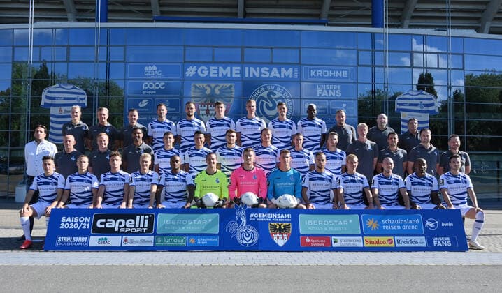 MSV Duisburg 3 Liga, portrait date 2020 2021, team photo, top from left, team manager Katharina Guenther, Katharina Günther MSV Duisburg, doctor Dr Christian Schoepp, doctor Martin Schroeder, Dominik Schmist, Orhan Ademi, Dominic Volkmer, Vincent Vermeij, Tobias Fleckstein, WilsonKamavuaka, equipment manager Tim Schmitz, equipment manager Peter Lindner, equipment manager Manni Piwonski (centre left), sports director Ivica Grlic, coach Torsten Lieberknecht, co-coach Philipp Klug, co-coach Marvin Compper, Darius Ghindovean, Cem Sabanci, Joshua Bitter, Vincent Gembalies, Arne Sicker, Niko Bretschneider, goalkeeping coach Sven Beuckert, athletics coach Miro Lusic, physiotherapist Oliver Grabowski, physiotherapist Arthur Jarzombek, Sinan Karweina, Lukas Scepanik, Mirnes Pepic, Maximilian Sauer, Arnold Budimbu, goalkeeper Steven Deana, goalkeeper Leo Weinkauf, goalkeeper Jonas Brendieck, Ahmet Engin, Max Jansen, Connor Krempicki, Leroy Jacques Mickels, David Tomic Duisburg Schauinsland Arena North Rhine-Westphalia Germany Team2