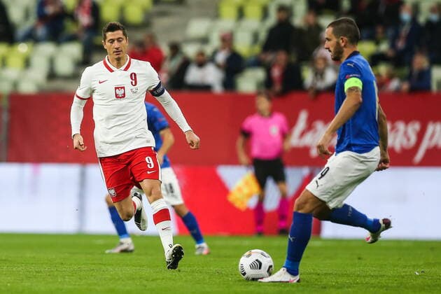 11.10.2020, Gdansk, pilka nozna, Liga Narodow, Polska - Wlochy N z Robert Lewandowski (POL), Leonardo Bonucci (ITA), fot. Tomasz Jastrzebowski Foto Olimpik ----- 11.10.2020, Gdansk, football, UEFA Nations League, Poland - Italy, In the picture: Robert Lewandowski (POL), Leonardo Bonucci (ITA), fot. Tomasz Jastrzebowski Foto Olimpik NEWSPIX.PL --- Newspix.pl TOJA1238