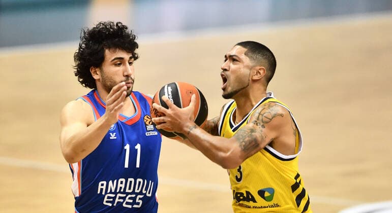 Peyton Siva ALBA , with ball, left Erten Gazi Anadolu Efes , ALBA Berlin Anadolu Efes Istanbul Basketball, Turkish Airlines Euroleague, Group stage, preliminary round, men, men, men, men, season 2020 2021 Berlin, 13 10 2020 Mercedes Benz Arena