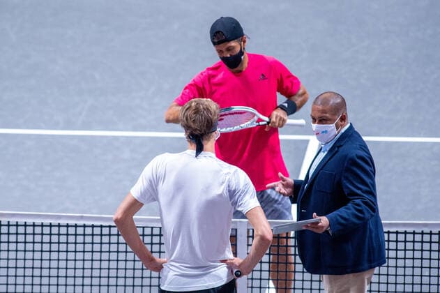 In Alexander ZVEREV GER , Fernando VERDASCO ESP , Referee Alexander ZVEREV GER vs. Fernando VERDASCO ESP , TENNIS, bett1hulks Indoor, 15 10 2020, GER, TENNIS, ATP TOUR, bett1hulks Indoor, Alexander ZVEREV GER vs. Fernando VERDASCO ESP , 15 10 2020 COLOGNE Copyright: xEibnerxPressefotox xBenjaminxSOELZERx EP_BSO