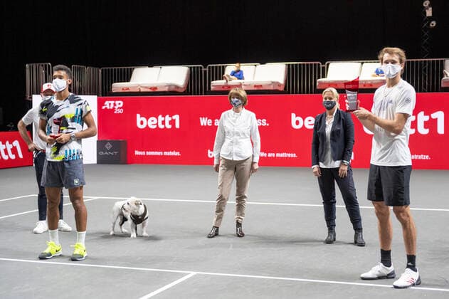 In the Victory Ceremony of Alexander ZVEREV GER , Alexander ZVEREV GER vs Felix AUGER ALIASSIME CAN , TENNIS, bett1hulks Indoor, FINALE, 18 10 2020, GER, TENNIS, ATP TOUR, bett1hulks Indoor, FINALE, Alexander ZVEREV GER vs Felix AUGER ALIASSIME CAN , 18 10 2020 COLOGNE Copyright: xEibnerxPressefotox xBenjaminxSOELZERx EP_BSO